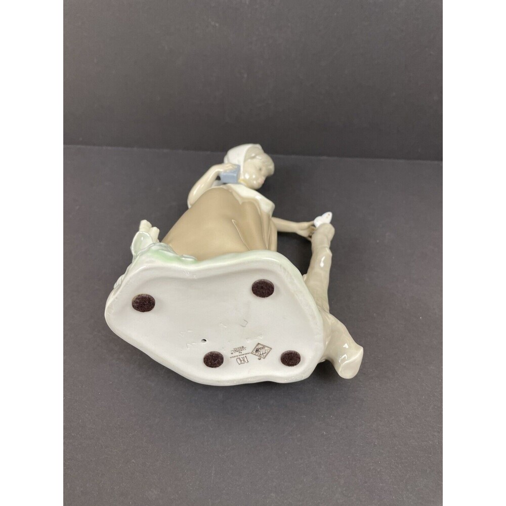 Lladro Figurines Retired 00181 'Girl With Butterfly *repair On Neck See Photos - Picture 5 of 7